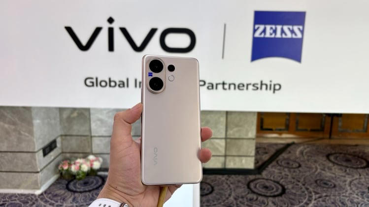 vivo V60 Review – Gorgeous Cameras, Huge Battery, Old-School Hardware