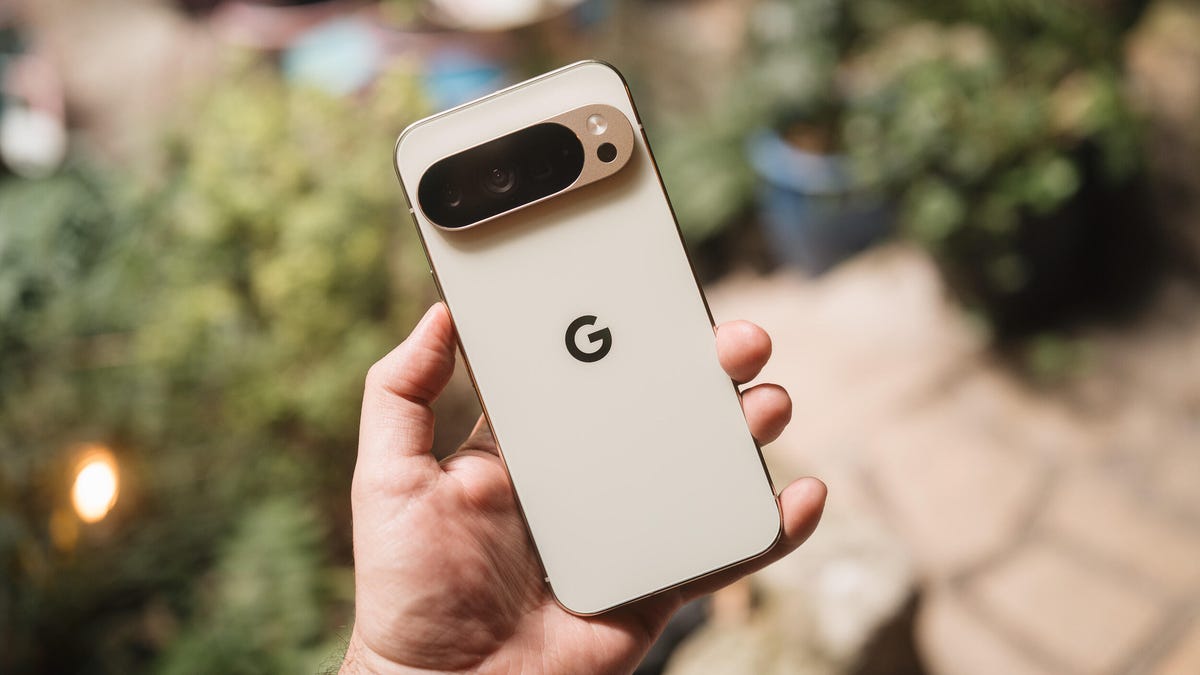 Google Pixel 10 llega con triple cámara y chip Tensor G5