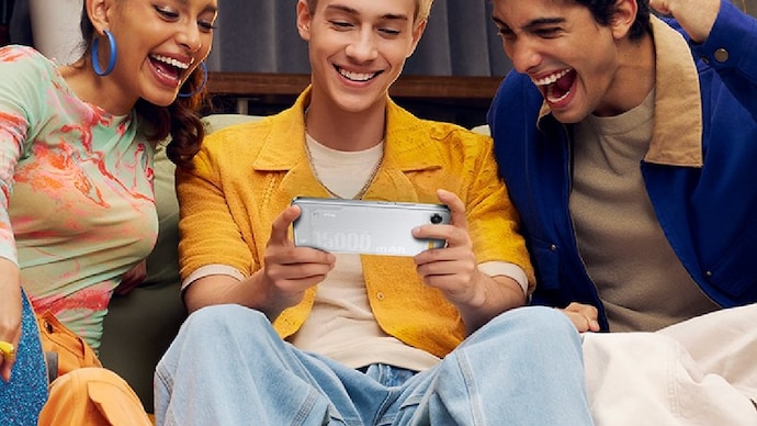 Realme готовит смартфон с батареей 15 000 мАч к фестивалю 828 Realme готовит смартфон с батареей 15 000 мАч к фестивалю 828