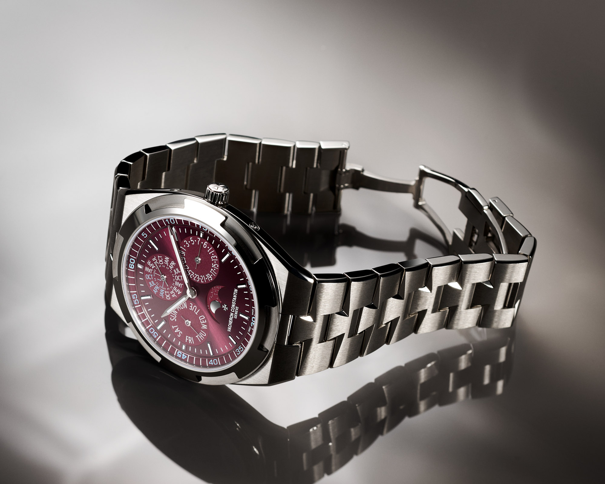 Vacheron Constantin представил Overseas Perpetual Calendar Ultra-Thin в розовом золоте и бордовом цвете