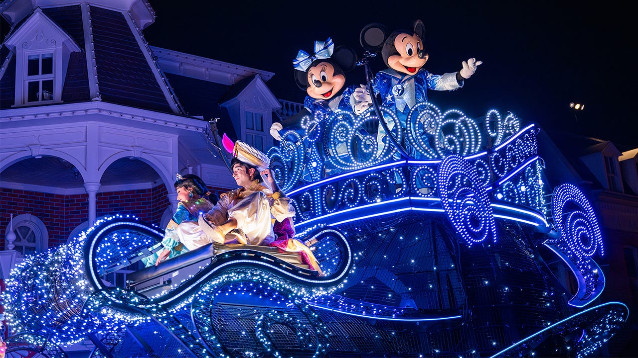 Disney Starlight озаряет ночное небо Magic Kingdom Disney Starlight озаряет ночное небо Magic Kingdom