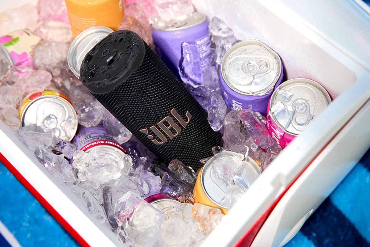 JBL Grip: un altavoz compacto, resistente y con sonido inteligente