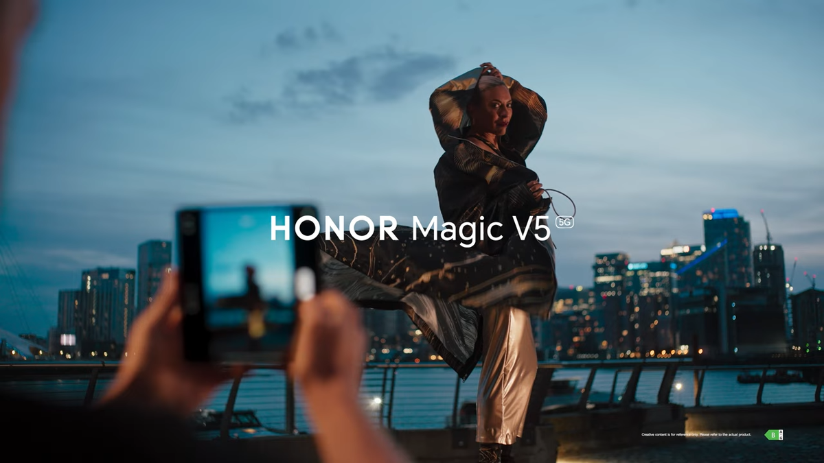 Honor Magic V5 inspira el primer traje adaptativo con IA en el mundo