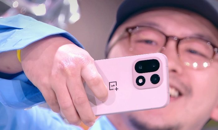 OnePlus 15 впервые показали на живых фото с новым дизайном