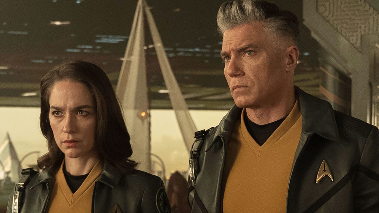 Брэннон Брага сравнил новые Star Trek с «свиданиями в Tinder» Брэннон Брага сравнил новые Star Trek с «свиданиями в Tinder»