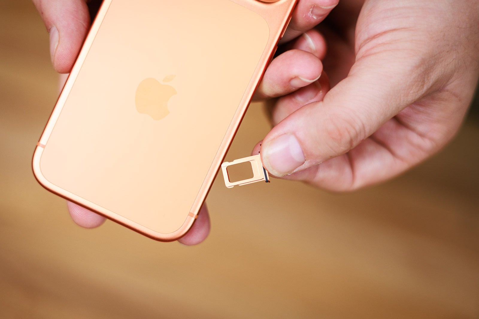 iPhone 17: почему Apple убирает физическую SIM-карту iPhone 17: почему Apple убирает физическую SIM-карту
