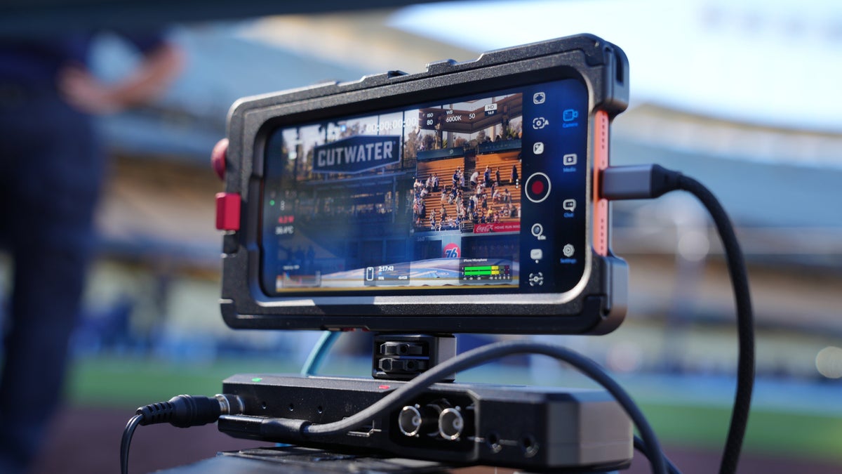 iPhone 17 Pro от Apple вошёл в историю MLB: кадры в прямом эфире