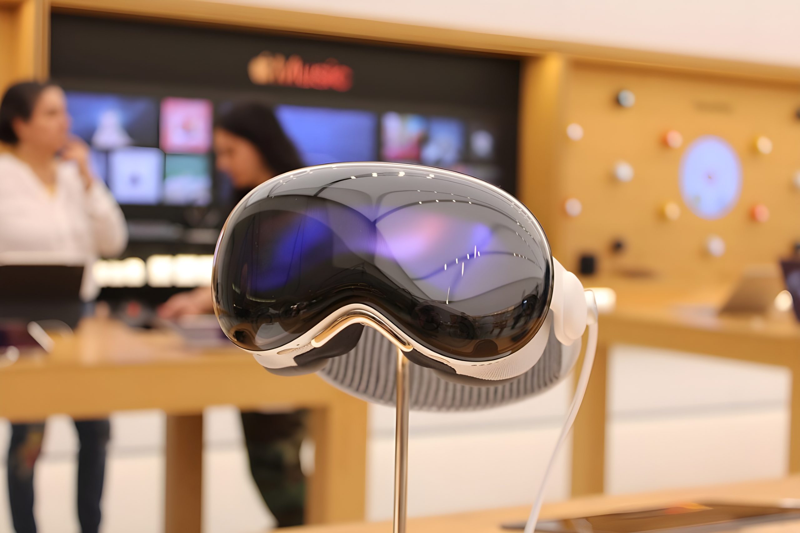 Apple приостанавливает Vision Pro и готовит умные очки с ИИ против Meta Apple приостанавливает Vision Pro и готовит умные очки с ИИ против Meta