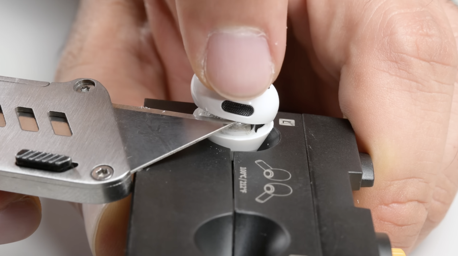 AirPods Pro 3 obtienen cero en reparabilidad: baterías pegadas según iFixit