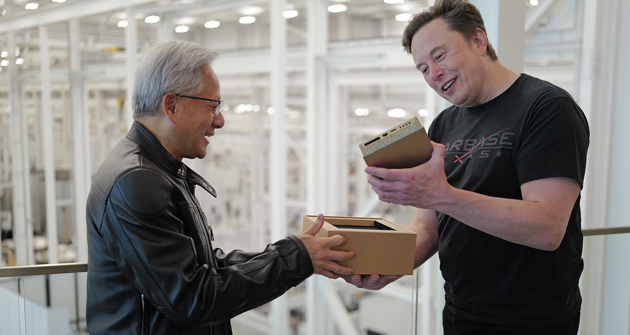 DGX Spark: Jensen Huang entrega personalmente el superordenador más pequeño del mundo a Elon Musk