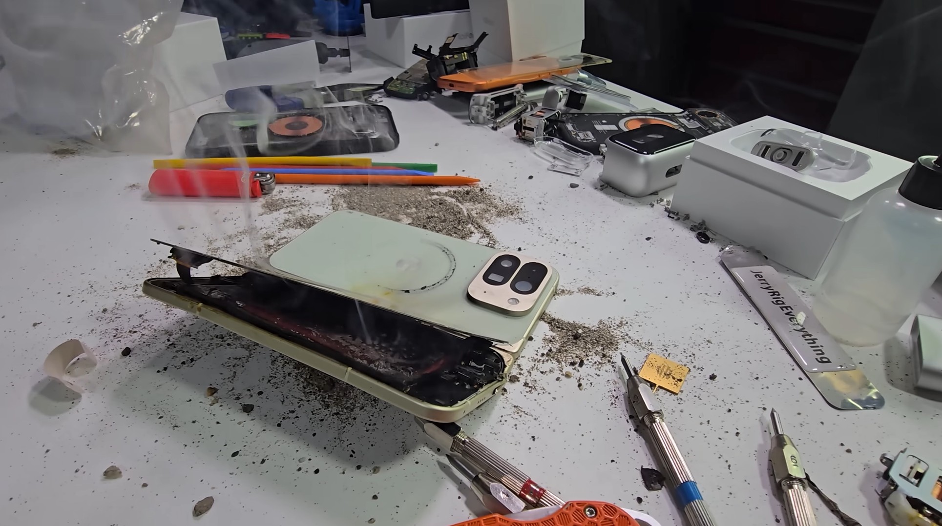 El Pixel 10 Pro Fold arde durante prueba de resistencia y deja en evidencia los errores de Google