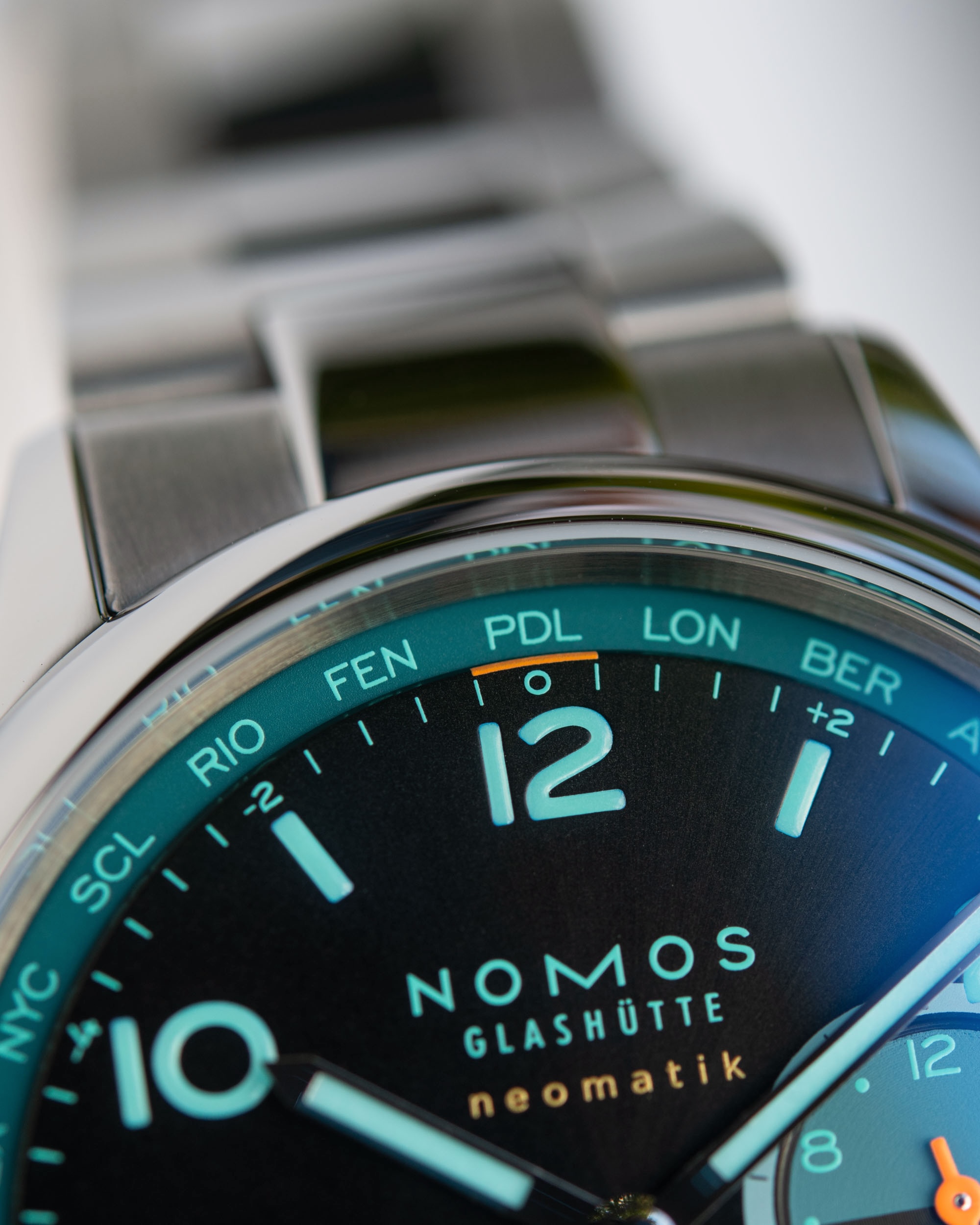 Nomos Club Sport Worldtimer Night Navigation: elegancia nocturna y precisión alemana