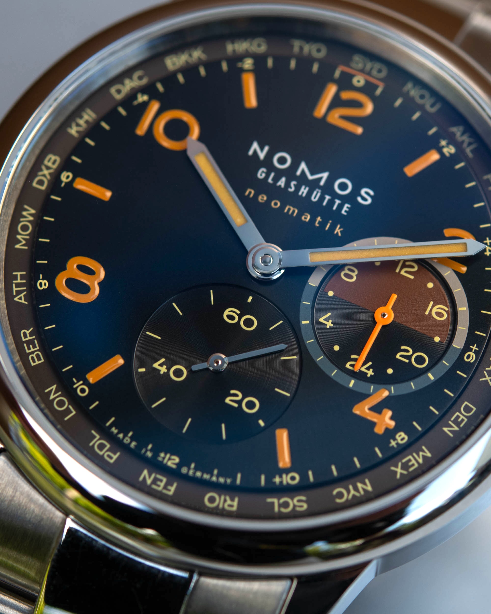 Nomos Club Sport Worldtimer Night Navigation: elegancia nocturna y precisión alemana