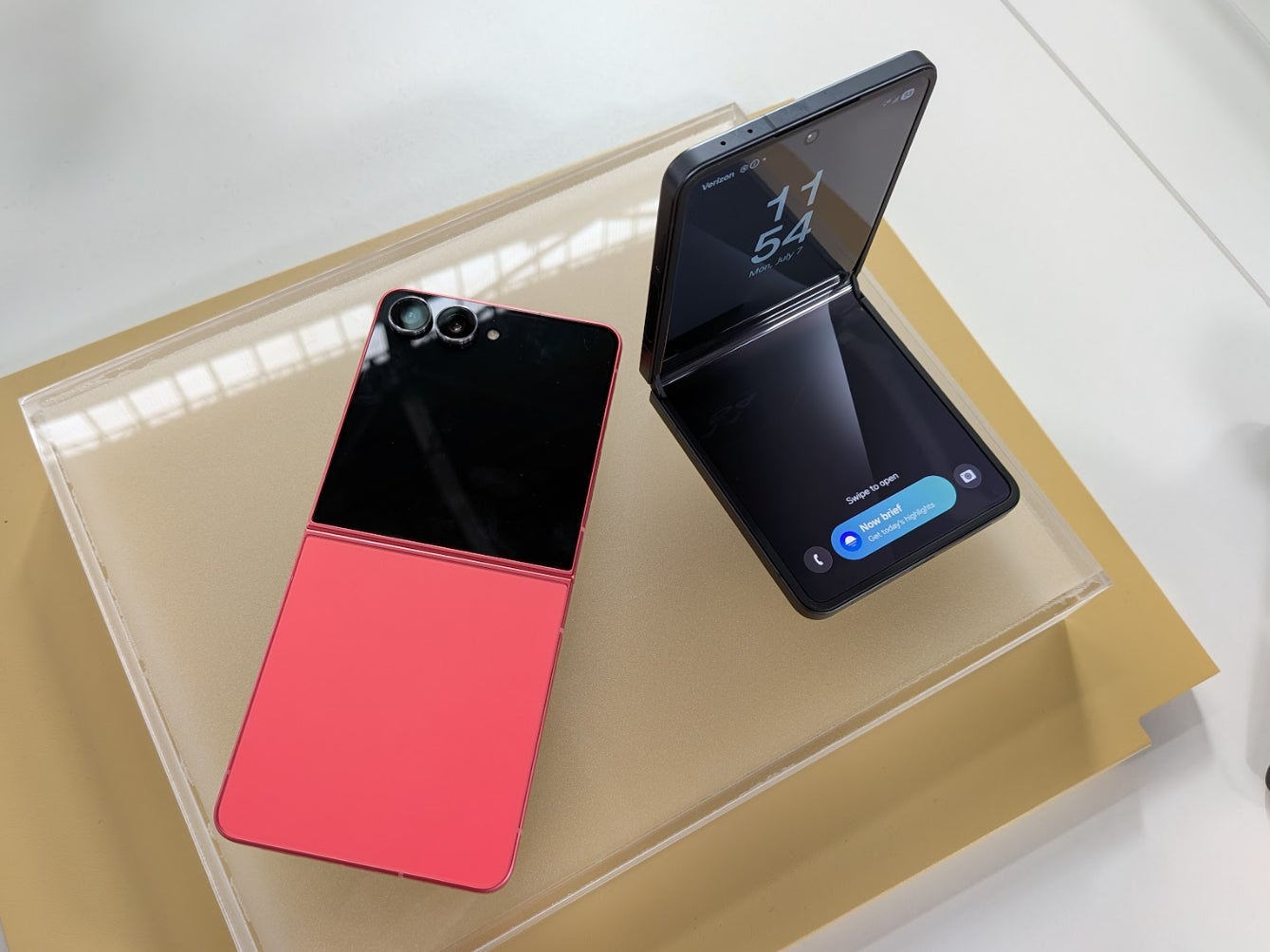 Apple готовит складной iPhone Flip к релизу в 2028 году Apple готовит складной iPhone Flip к релизу в 2028 году