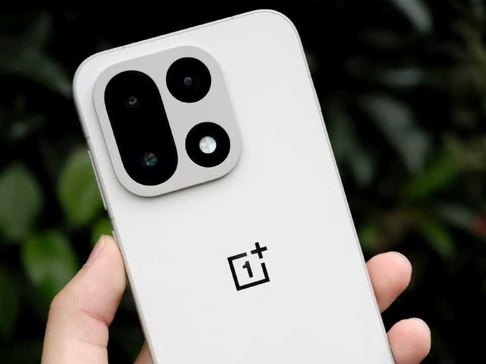 OnePlus 15: глобальная дата релиза раскрыта благодаря утечкам и конкурсам OnePlus 15: глобальная дата релиза раскрыта благодаря утечкам и конкурсам