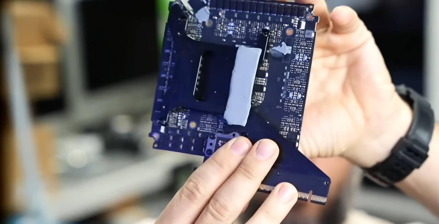 Técnico afirma que NVIDIA RTX 5090 Founders Edition tem o pior design já visto Técnico afirma que NVIDIA RTX 5090 Founders Edition tem o pior design já visto