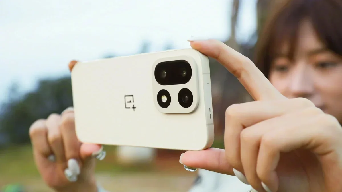 OnePlus 15T: компактный флагман, который пытается вернуть удобные размеры OnePlus 15T: компактный флагман, который пытается вернуть удобные размеры