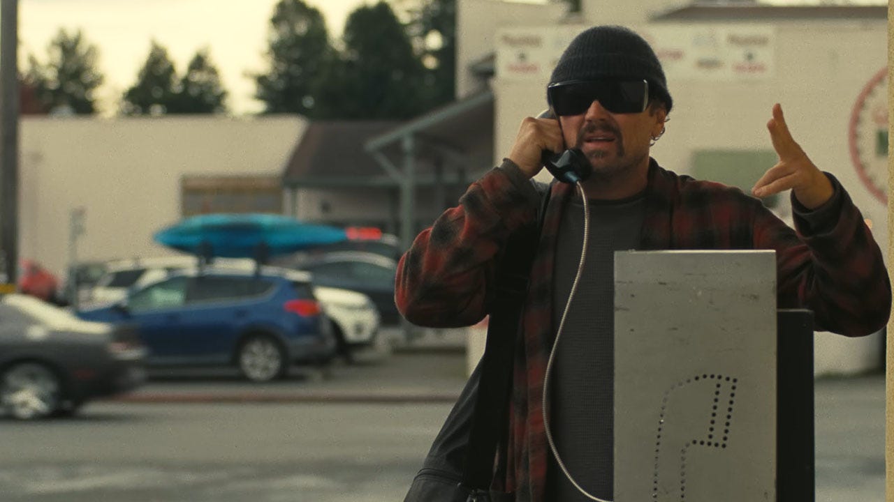 «Одна битва за другой» выходит в цифре, пока 70-мм показы продолжаются — разбор дат, форматов и гонки за награды