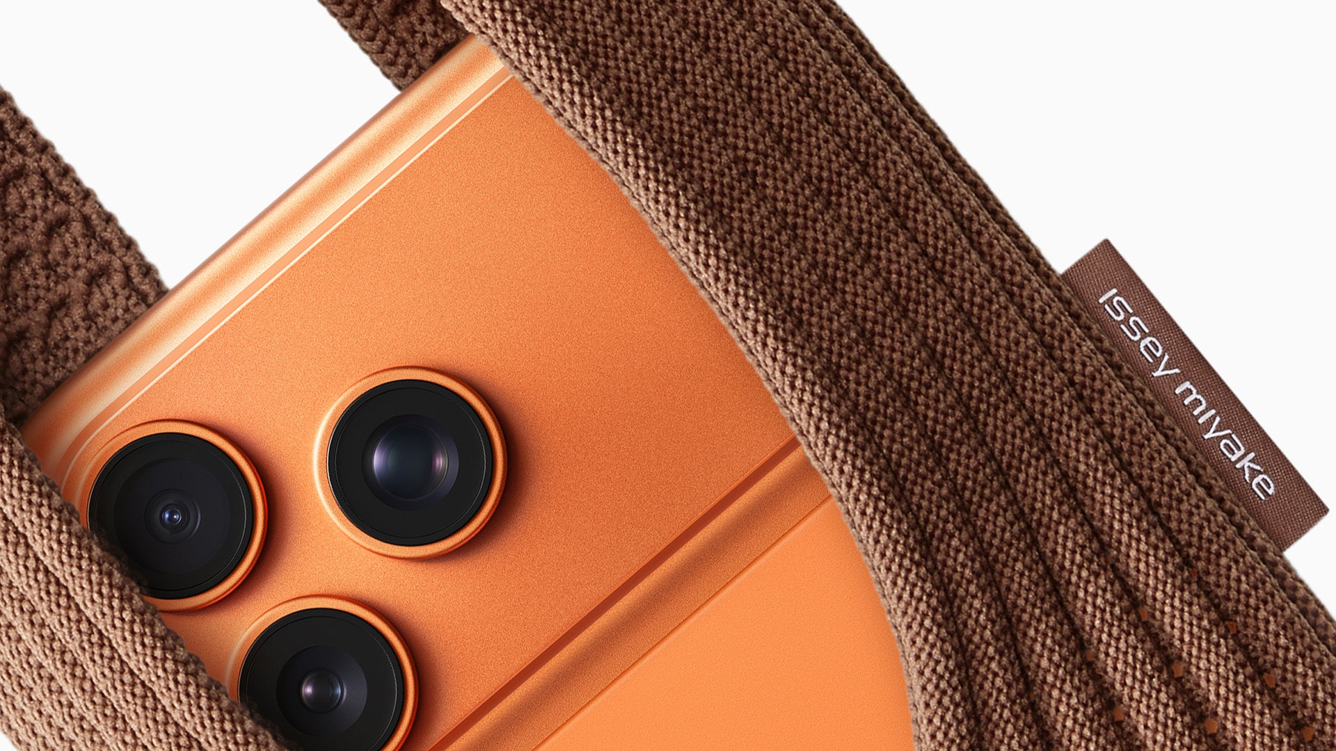 iPhone Pocket: как Apple превратила смартфон в модный плечевой аксессуар iPhone Pocket: как Apple превратила смартфон в модный плечевой аксессуар