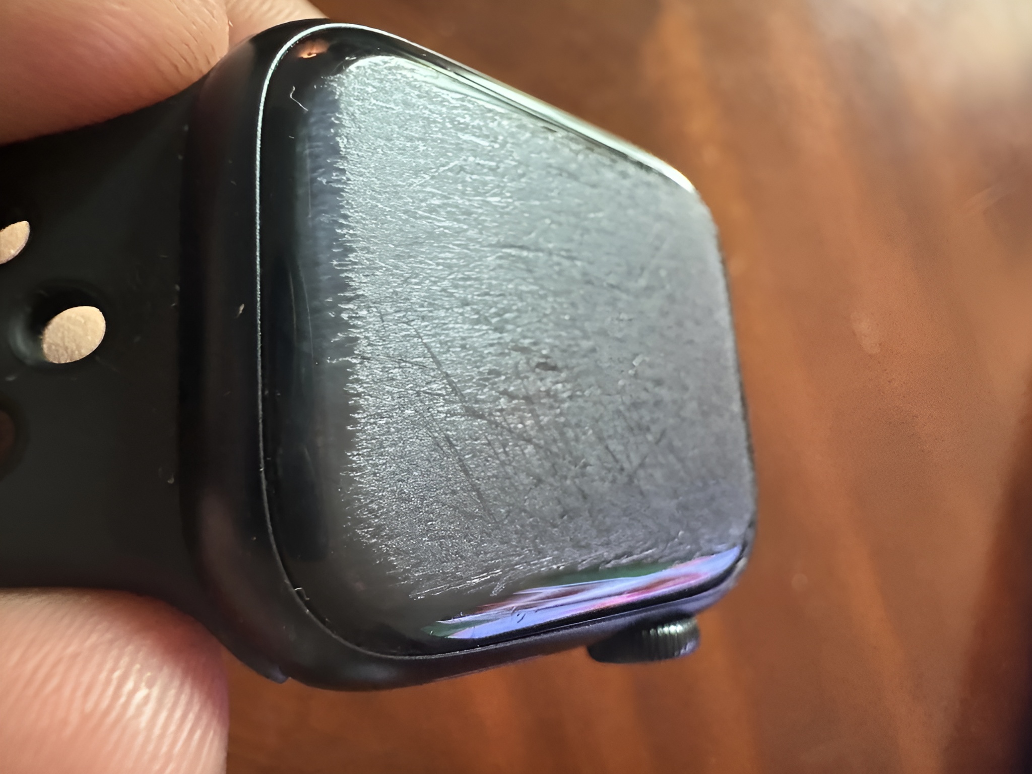 Как робот-пылесос превратил Apple Watch Series 7 в версию с матовым экраном