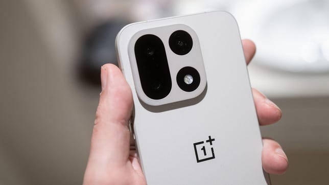 OnePlus 15 vs OnePlus 13: честное сравнение камер — железо против DetailMax Engine OnePlus 15 vs OnePlus 13: честное сравнение камер — железо против DetailMax Engine