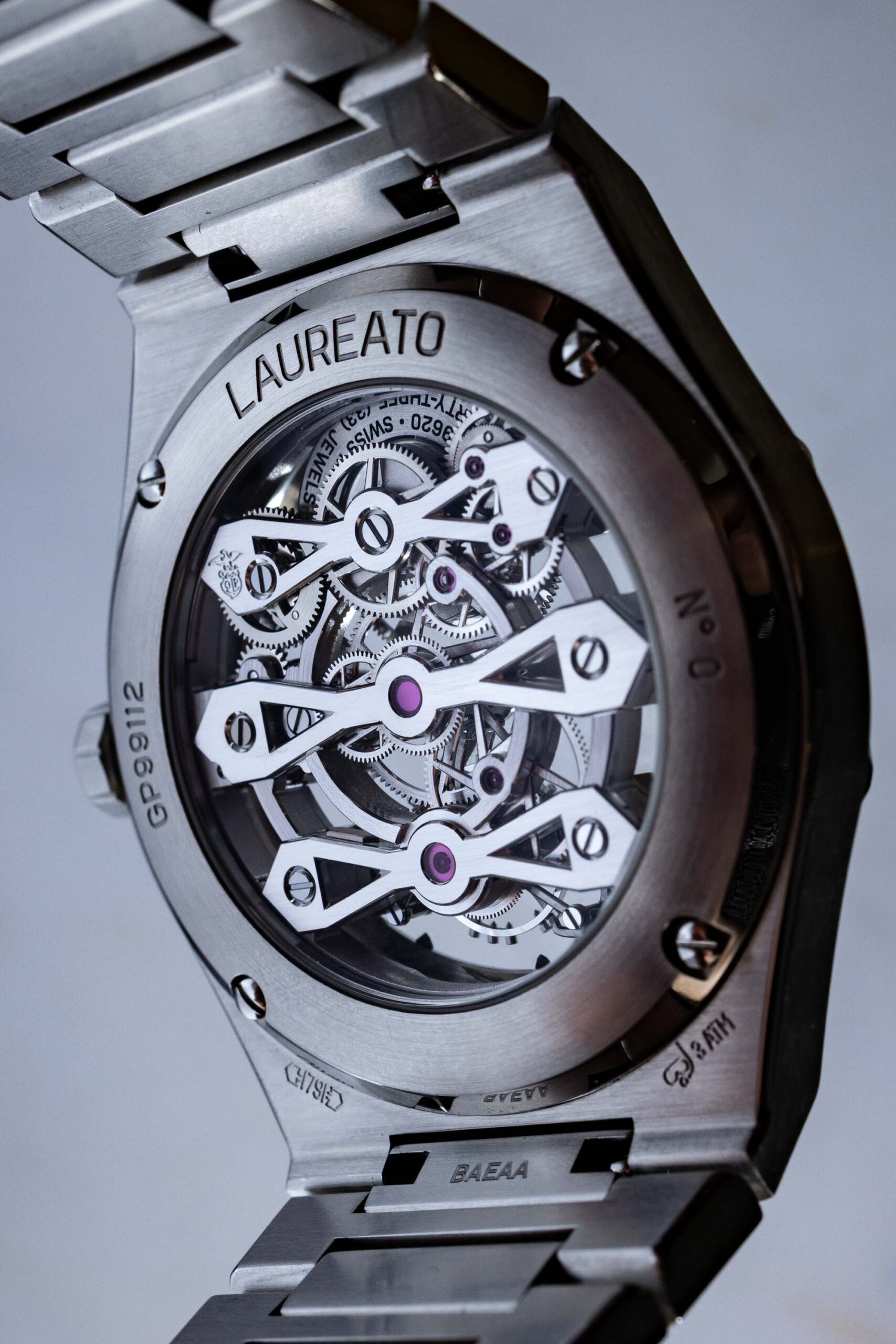 Girard-Perregaux Laureato Three Gold Bridges: три золотых моста в спортивном корпусе Laureato