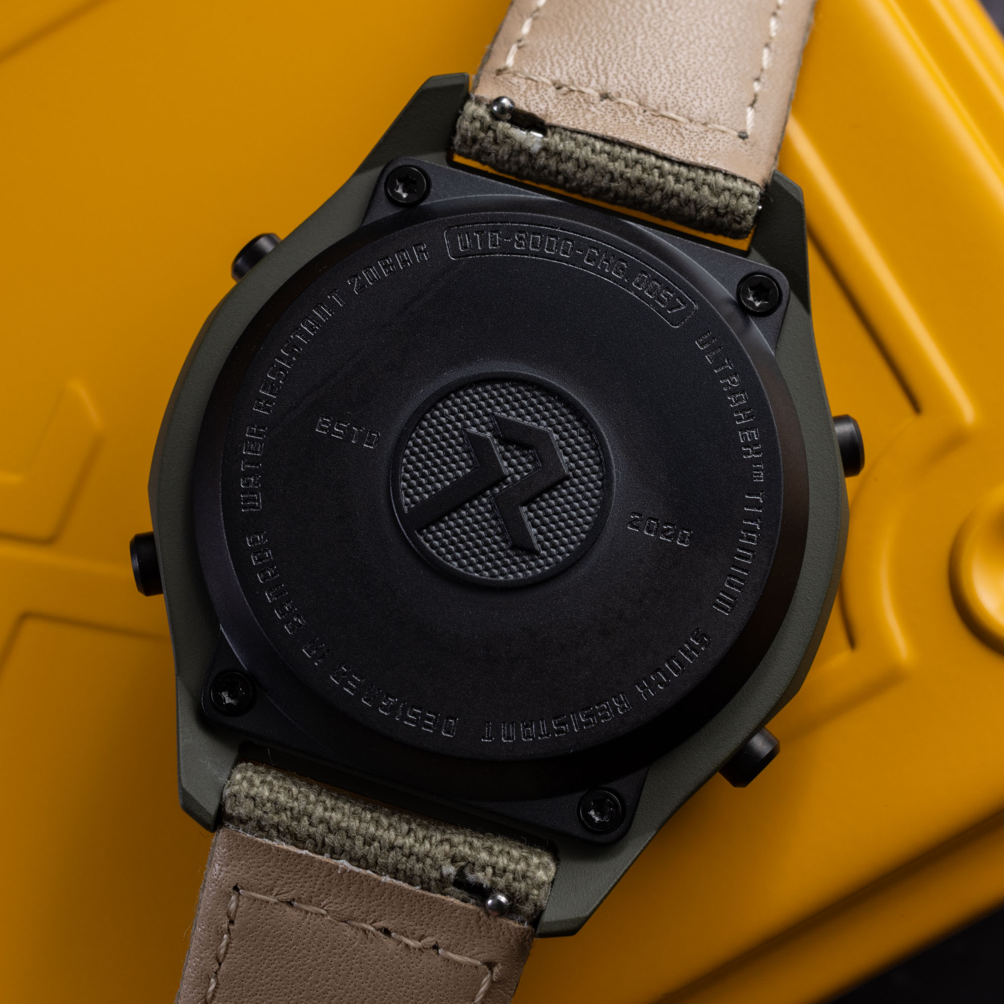 RZE UTD-8000-CKG: зелёные титановыe цифровые часы с Cerakote и ностальгией по 90-м