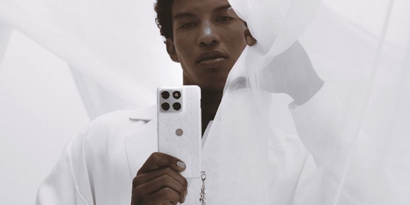 Motorola Edge 70 Cloud Dancer: o 5G que virou acessório de estilo com cristais Swarovski Motorola Edge 70 Cloud Dancer: o 5G que virou acessório de estilo com cristais Swarovski